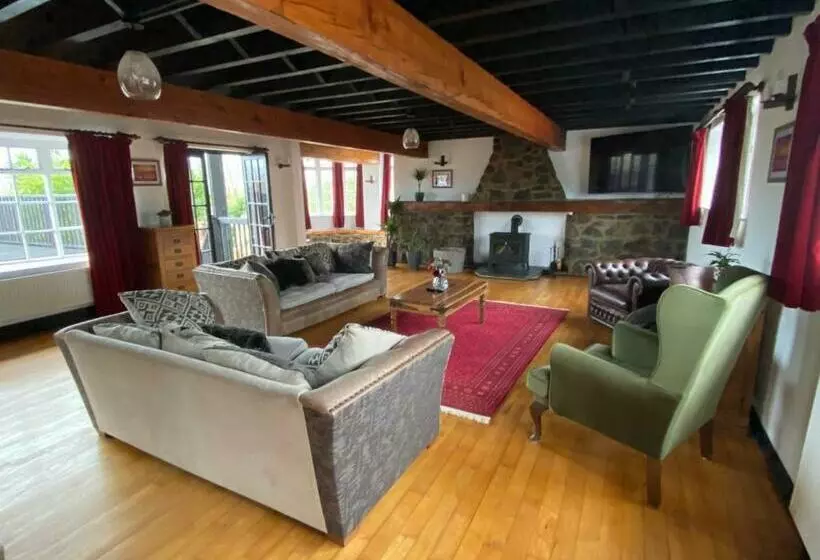 Pembrokeshire Near The Beach With A Heated Pool