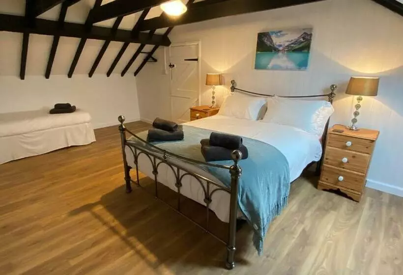 Pembrokeshire Near The Beach With A Heated Pool