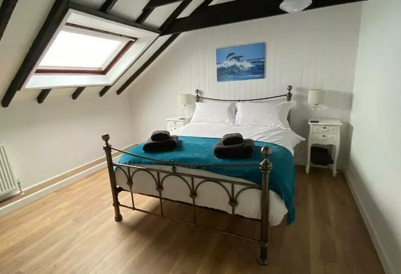 Pembrokeshire Near The Beach With A Heated Pool