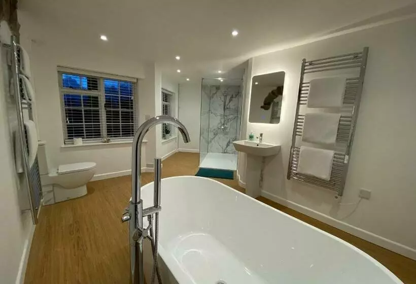 Pembrokeshire Near The Beach With A Heated Pool