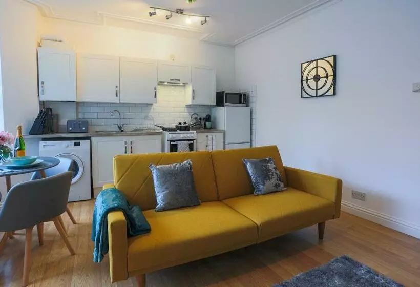The Best Flat On The Street   Three Minutes Walk From The Beach