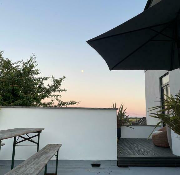 Beautiful Townhouse With Parking Sleeps 6