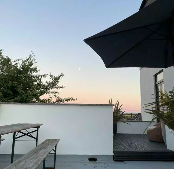 Beautiful Townhouse With Parking Sleeps 6