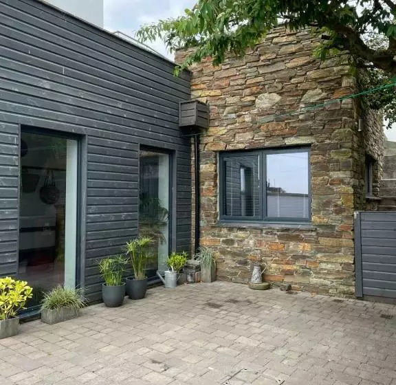 Beautiful Townhouse With Parking Sleeps 6