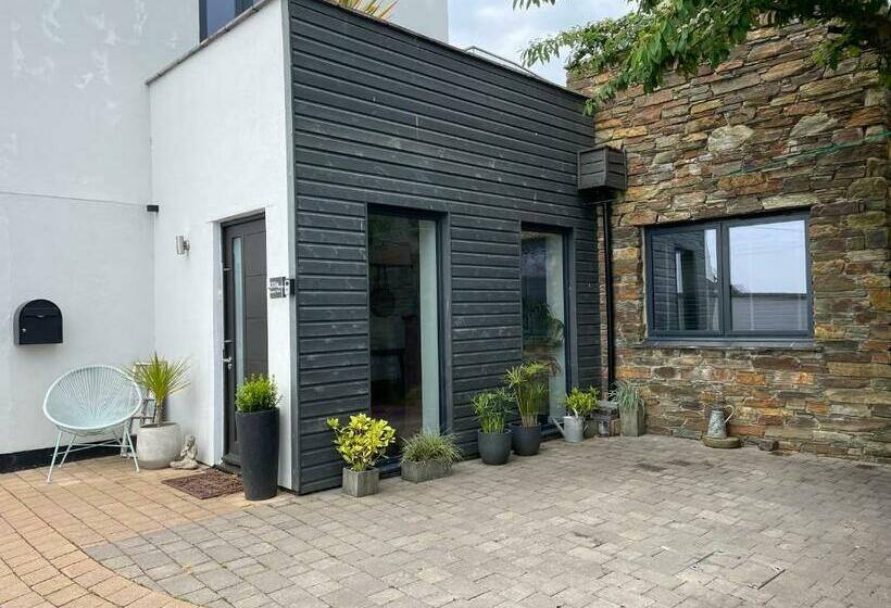 Beautiful Townhouse With Parking Sleeps 6