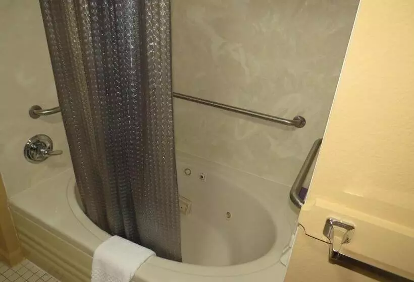 Motelli First Western Inn