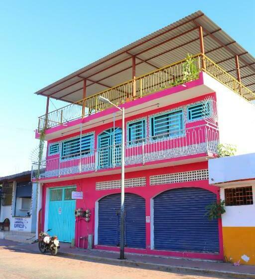 پانسیون Casa Mandarine , Amazing Private Rooms W Balcony, Rooftop, Hammocks, Ac, Smartv, 100mbs!