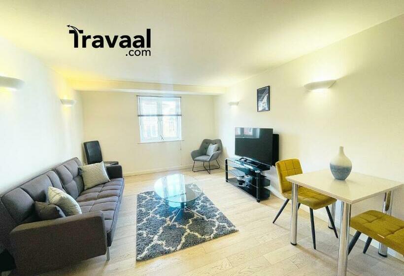 Travaal.©om 2 Bed Serviced Apartment Farnborough
