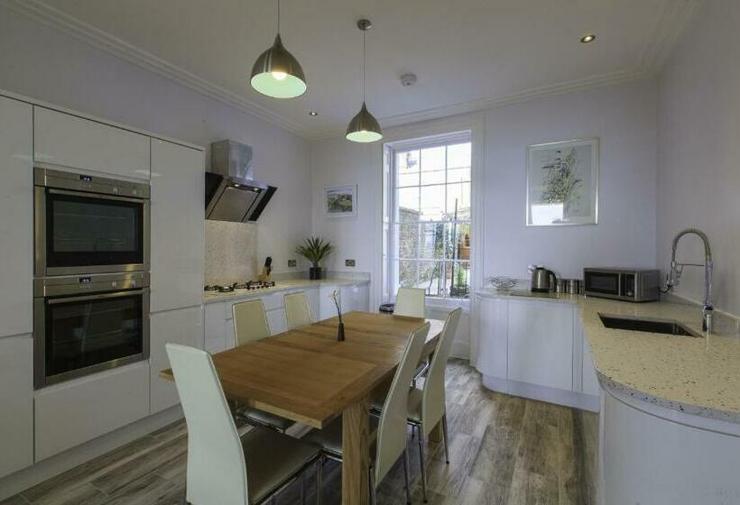 Wellington View: Ground Floor Apartment With Sea Views And Garden