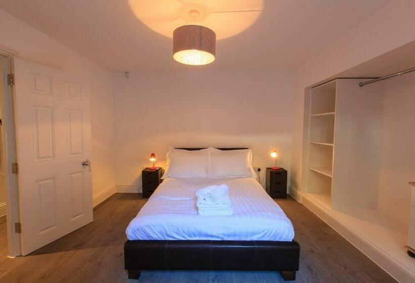 Wellington View: Ground Floor Apartment With Sea Views And Garden