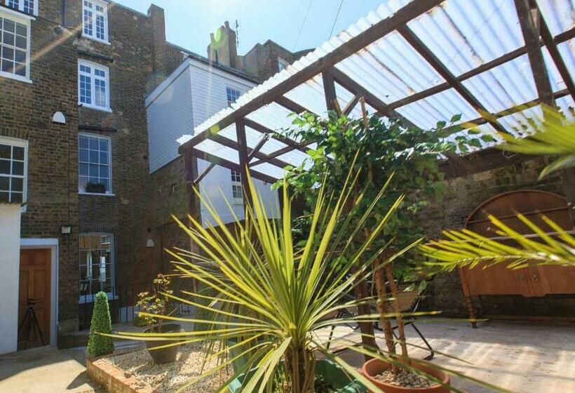 Wellington View: Ground Floor Apartment With Sea Views And Garden