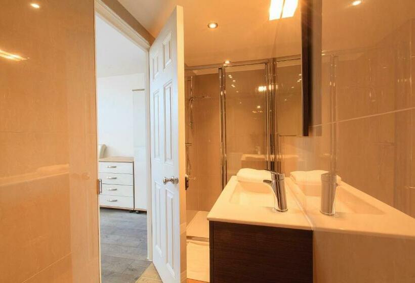 Wellington View: Ground Floor Apartment With Sea Views And Garden