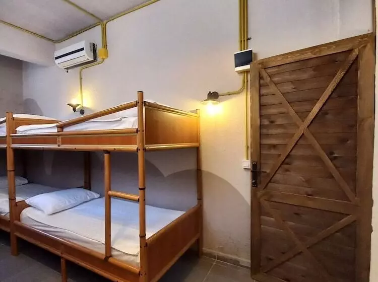Berlin Hostel & Street