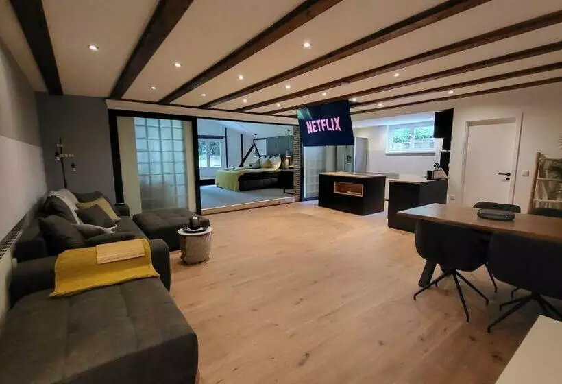 Modern Loft Near City, Free Parking, Fast Wifi