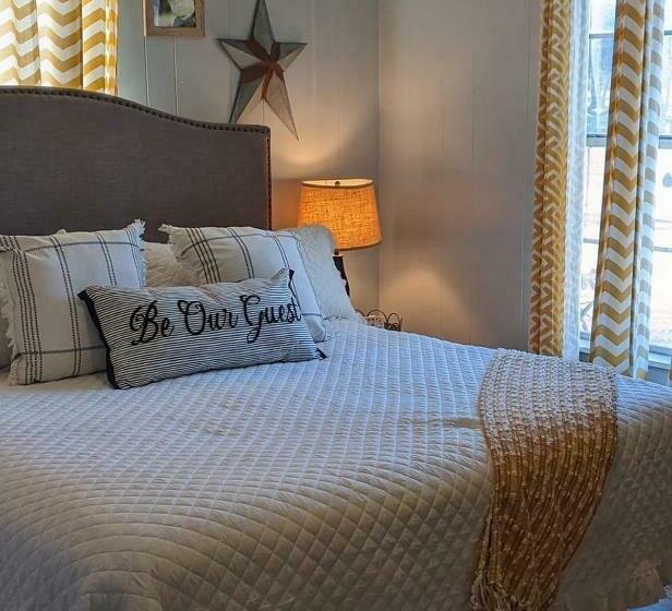 Pecan St. Parlor Haus Downtown Bandera, Tx