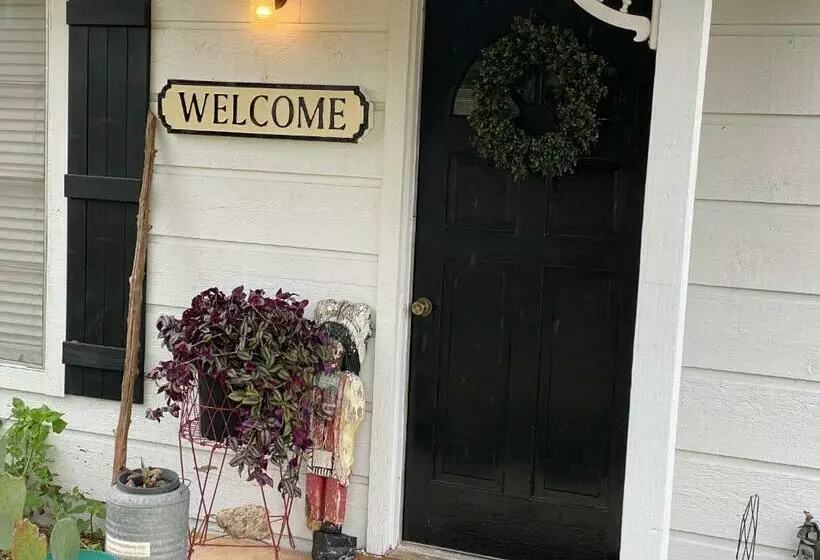 Pecan St. Parlor Haus Downtown Bandera, Tx