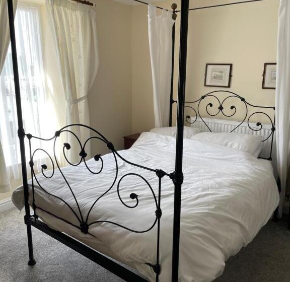 Bed and Breakfast The Penrhos Arms