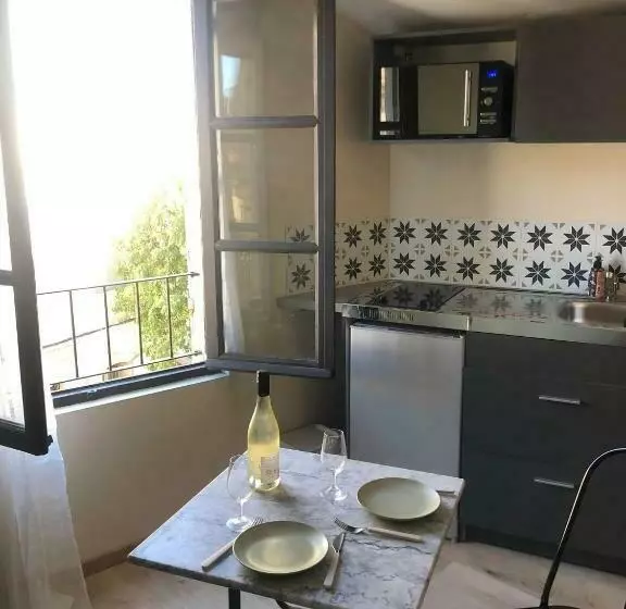 Arles: Studio De La Place