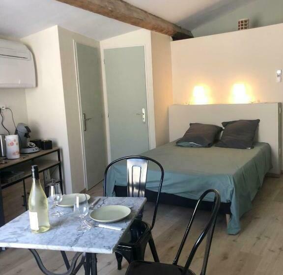 Arles: Studio De La Place