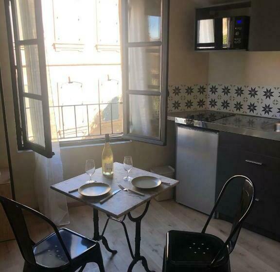 Arles: Studio De La Place