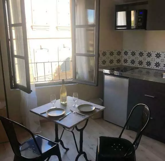 Arles: Studio De La Place