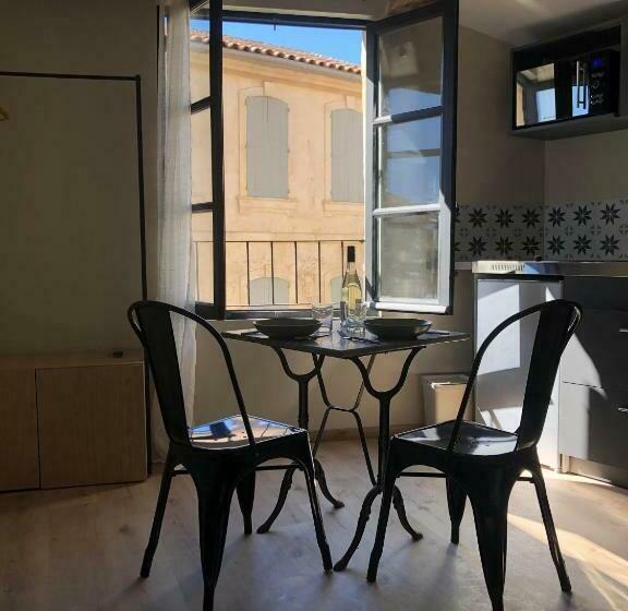 Arles: Studio De La Place