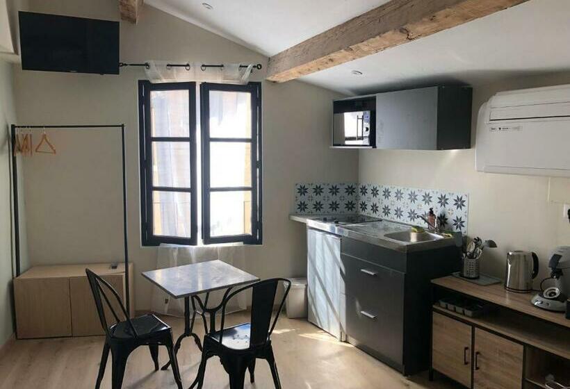 Arles: Studio De La Place