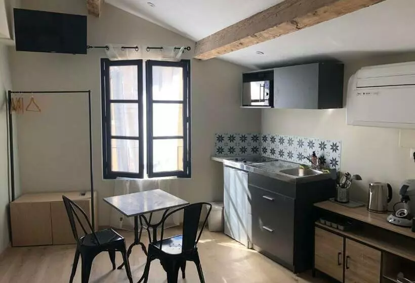 Arles: Studio De La Place