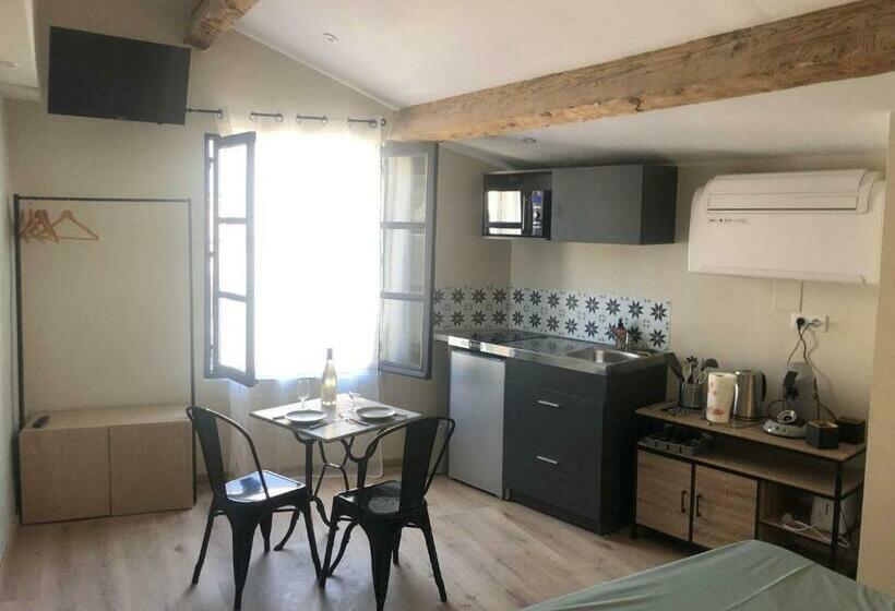 Arles: Studio De La Place