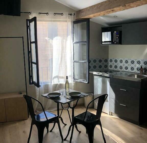 Arles: Studio De La Place