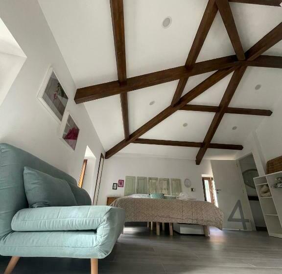 Marujita Vilanova, Alojamiento Singular