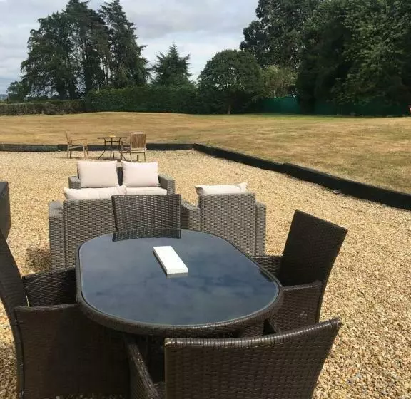 Stay At The Lodge Set In The Grounds Of A Beautiful Manor House