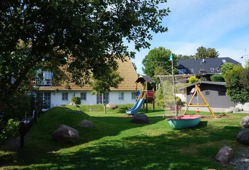 בית מלון כפרי & Ferienanlage Kapitäns Häuser Breege