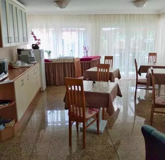 پانسیون Villa Lux