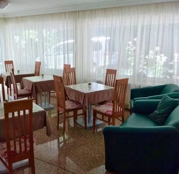 پانسیون Villa Lux