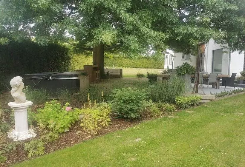 Aamiaismajoitus (B&B) Bed & Bokes Aan De Maaskant