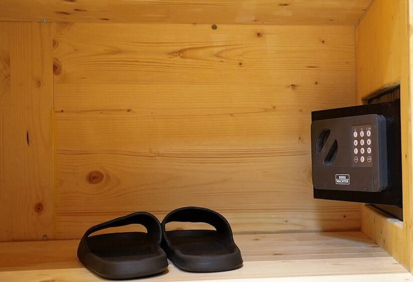 هتل کپسول Ljubljana Capsule Hostel