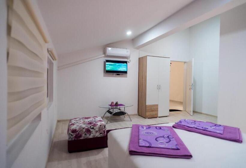 پانسیون Purple Rooms