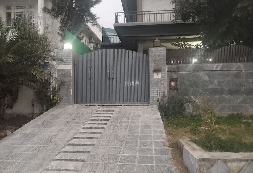 تختخواب و صبحانه The Comfort Lodge