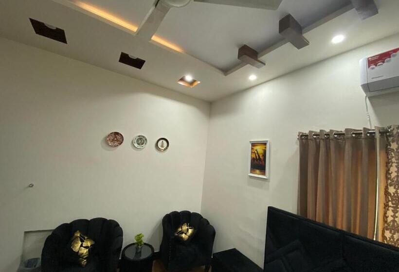 تختخواب و صبحانه The Comfort Lodge