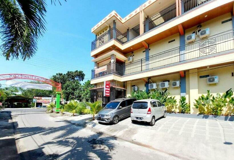 בית מלון כפרי Griya Mutiara Serayu Syariah Near Univ Merdeka Madiun