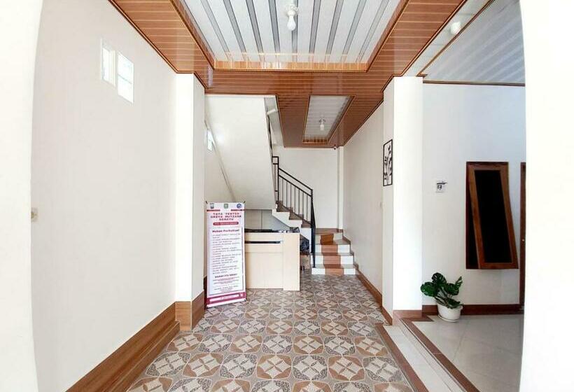 בית מלון כפרי Griya Mutiara Serayu Syariah Near Univ Merdeka Madiun