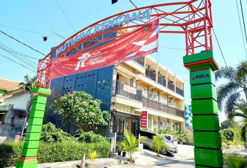 ホテル Griya Mutiara Serayu Syariah Near Univ Merdeka Madiun