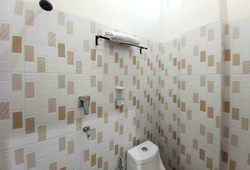 בית מלון כפרי Griya Mutiara Serayu Syariah Near Univ Merdeka Madiun