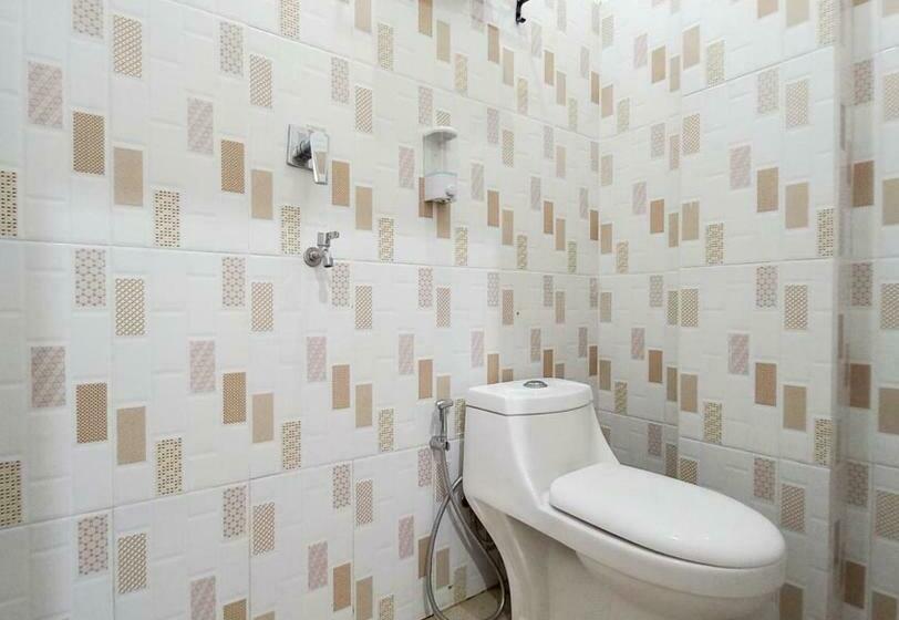 בית מלון כפרי Griya Mutiara Serayu Syariah Near Univ Merdeka Madiun