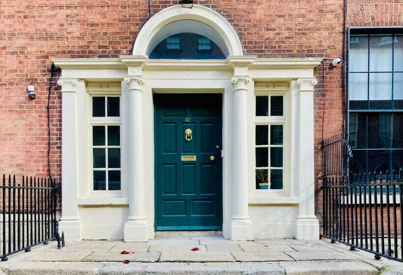 Leevin Hostel George