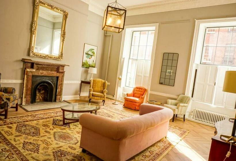 Leevin Hostel George