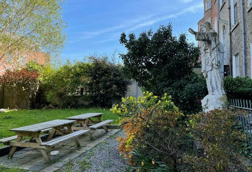 Leevin Hostel George