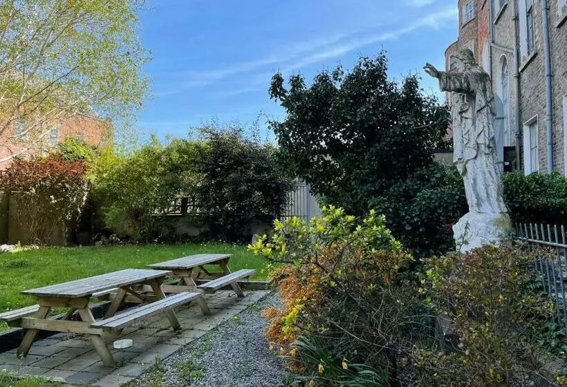 Leevin Hostel George