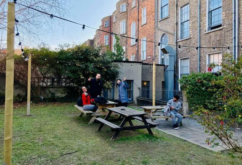 Leevin Hostel George